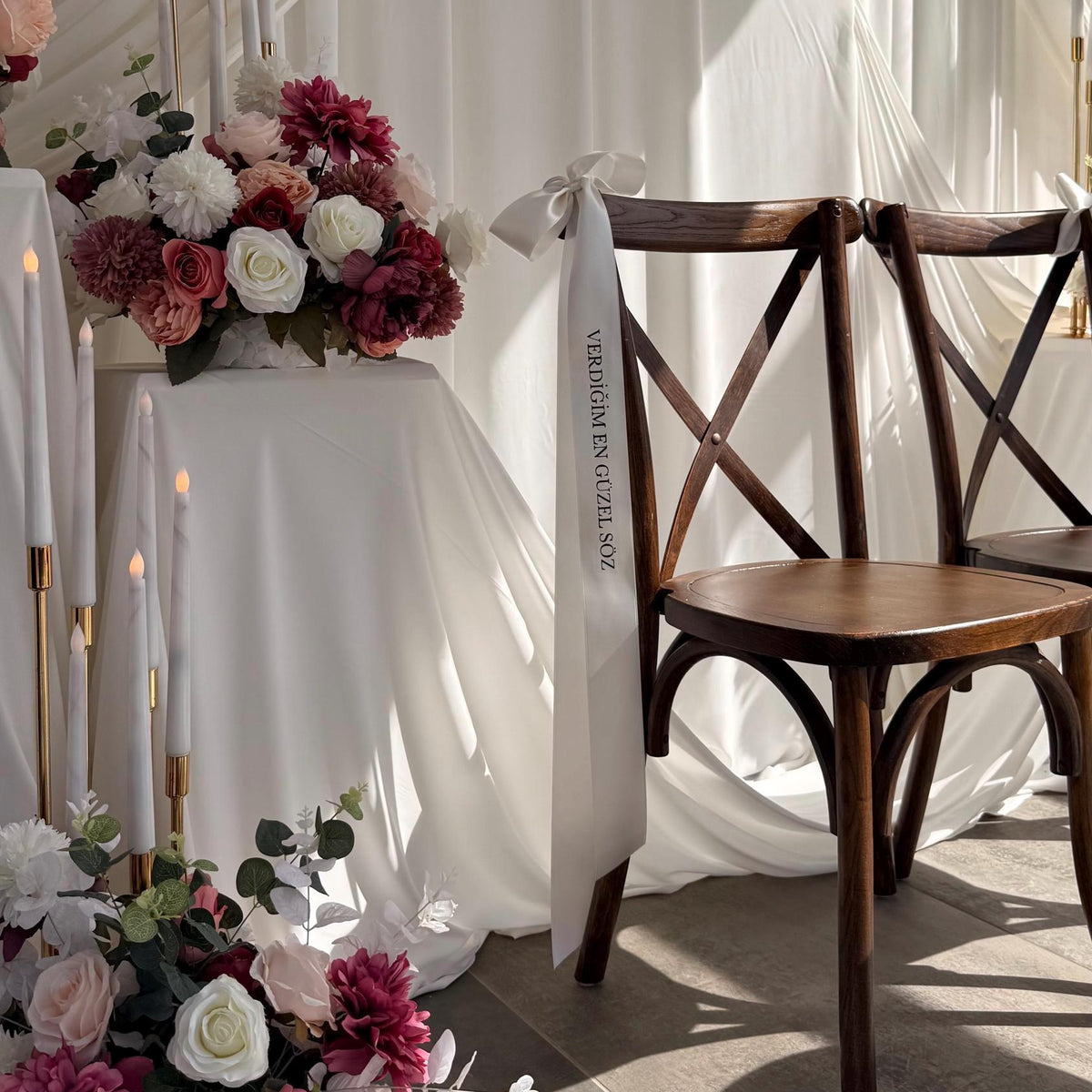 Personalisiertes Satinband mit Beschriftung – Stuhldeko für Hochzeit & Verlobung