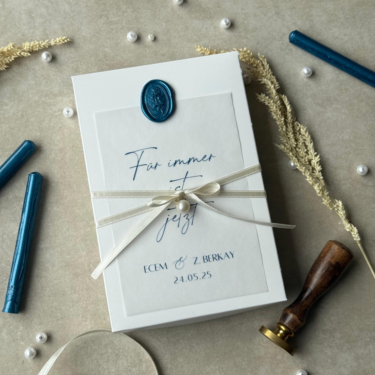 Personalisierte Geldbox zur Hochzeit oder Verlobung mit blauen Trockenblumen