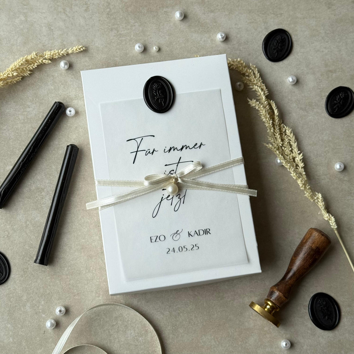 Personalisierte Geldbox zur Hochzeit oder Verlobung mit blauen Trockenblumen