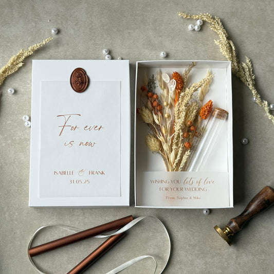 Geldgeschenk Hochzeit – Geschenkbox mit Trockenblumen in Orange, personalisiert