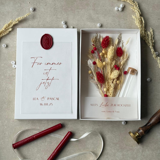 Personalisierte Geldgeschenkbox zur Hochzeit mit roten Trockenblumen & Siegel