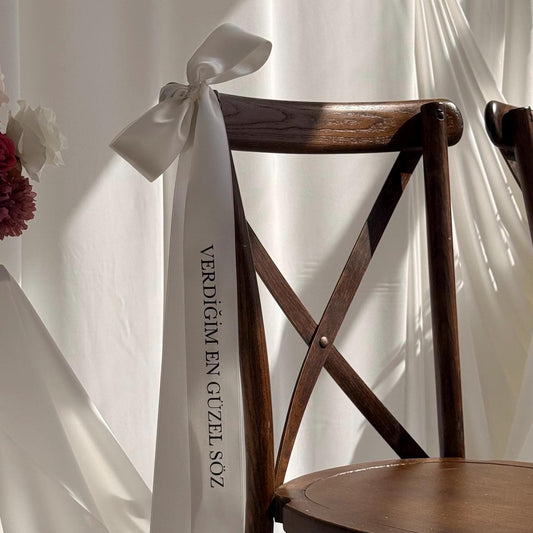 Personalisiertes Satinband mit Beschriftung – Stuhldeko für Hochzeit & Verlobung