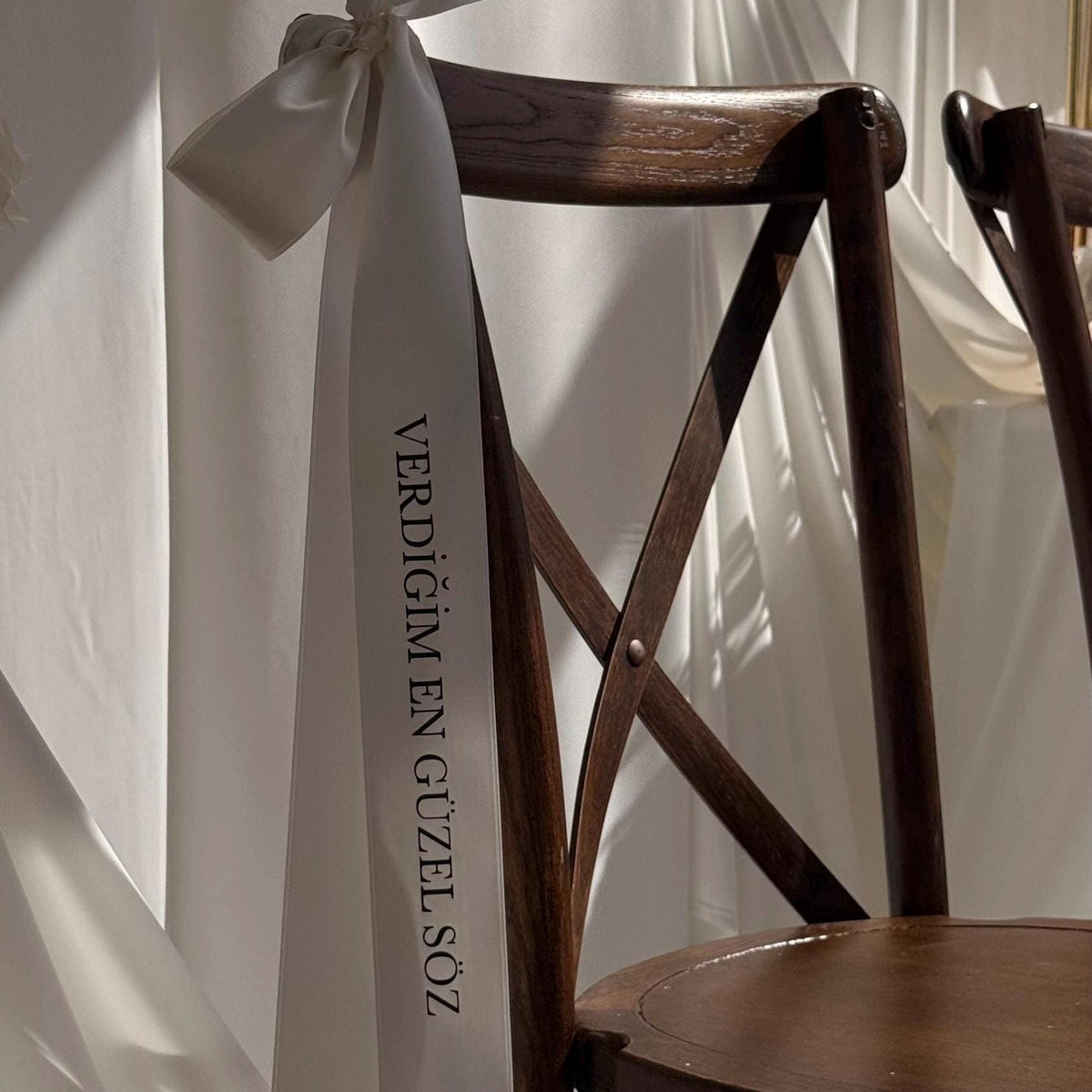 Personalisiertes Satinband mit Beschriftung – Stuhldeko für Hochzeit & Verlobung