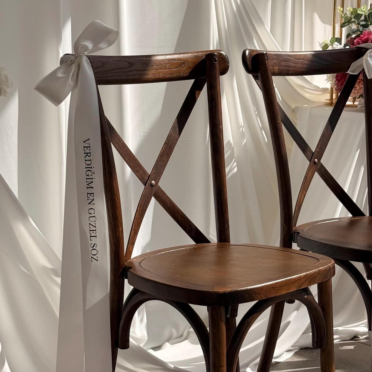 Personalisiertes Satinband mit Beschriftung – Stuhldeko für Hochzeit & Verlobung