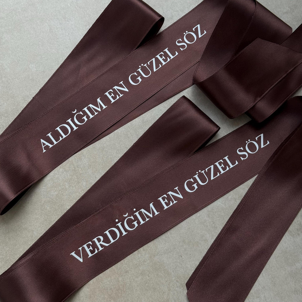 Personalisiertes Satinband mit Beschriftung – Stuhldeko für Hochzeit & Verlobung