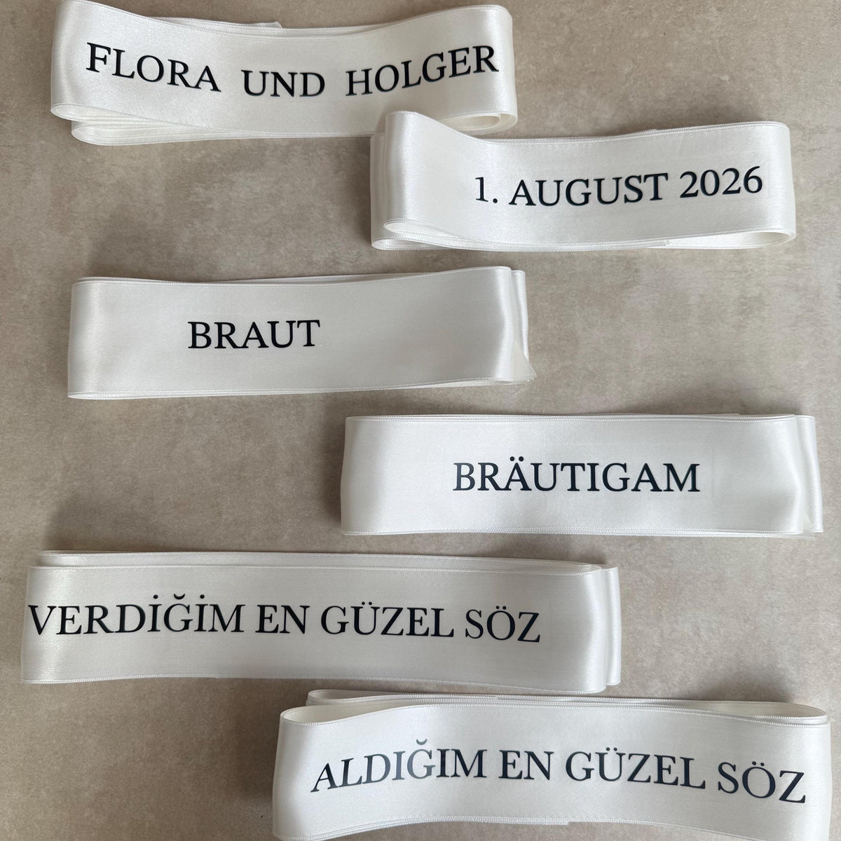 Personalisiertes Satinband mit Beschriftung – Stuhldeko für Hochzeit & Verlobung