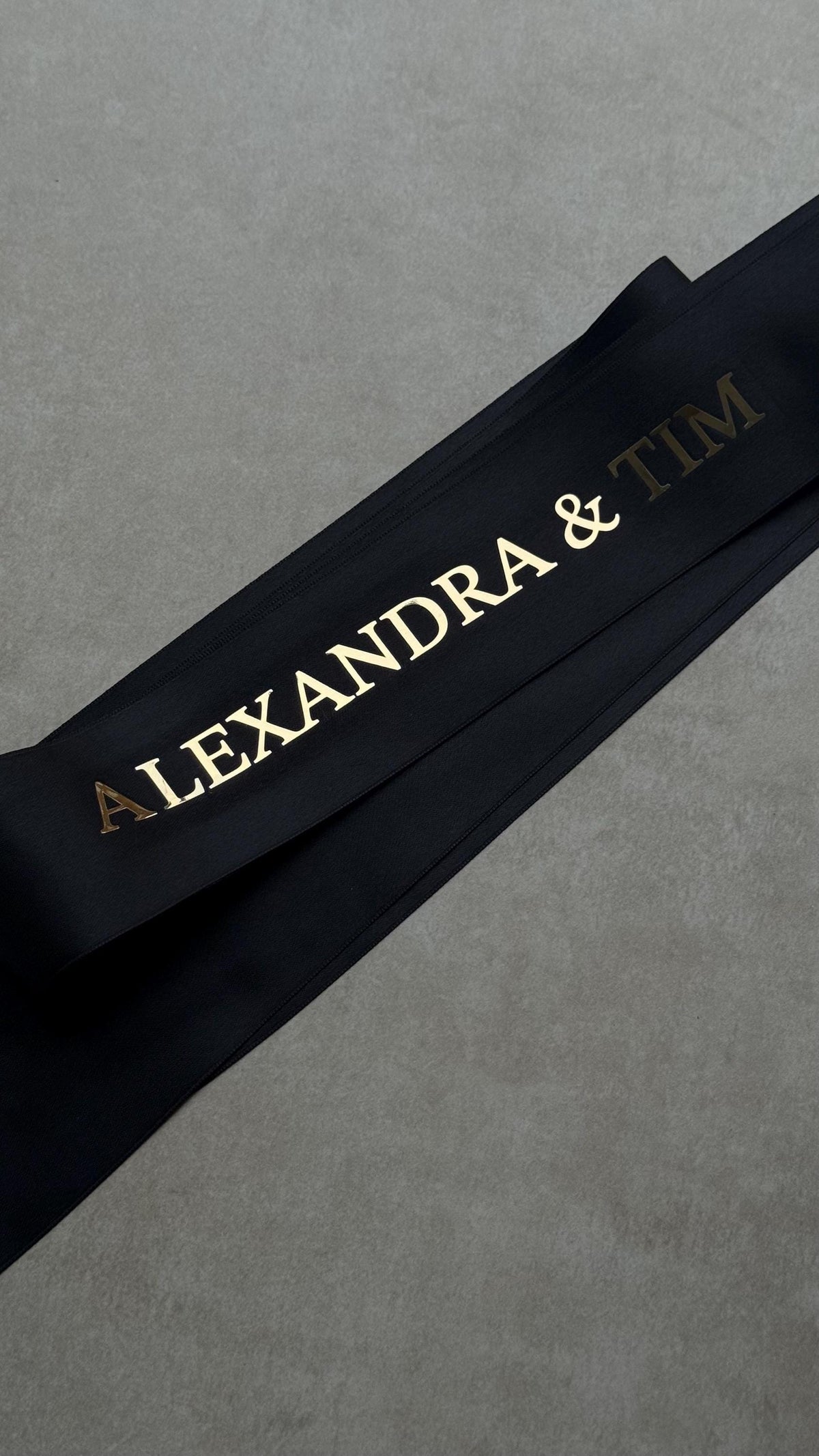 Personalisiertes Satinband mit Beschriftung – Stuhldeko für Hochzeit & Verlobung